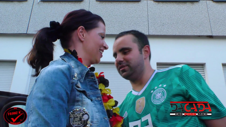 Der Pornobeamte: MILF Dacada Beni Teselli Ediyor!