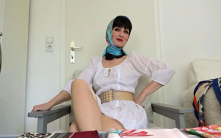 Lady Victoria Valente: सफेद ग्रीष्मकालीन पोशाक के लिए नई साटन हेडस्कार्फ