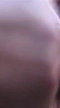 Morena tesuda é fodida ao ar livre por dois caras