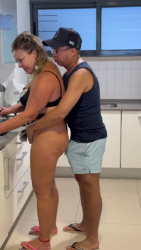 Je Dévore Ma Belle-mère Salope Pendant Qu’elle Me Fait Dîner.