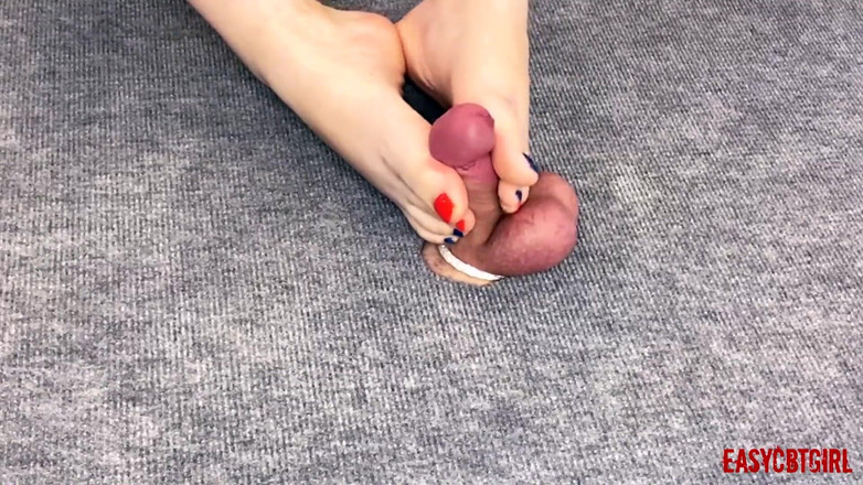 AnnyCandyPainboy: Majikan seksi ini lagi asik memukul kontol dan peler easycbtgirl