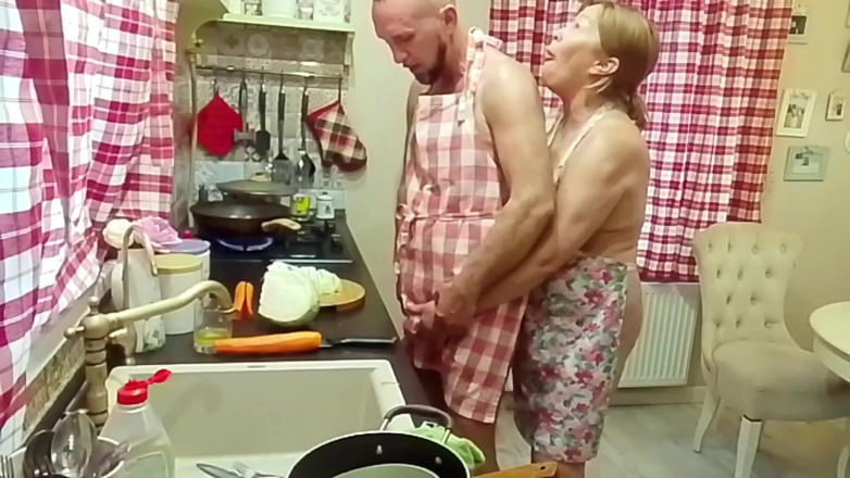 Crazyfamily 1970: Ibu tiri menggoda saya semasa saya memasak makan malam