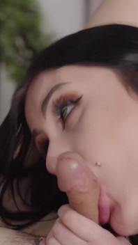 Nováček Sarina Havoc a Lillith Rae Fox v této ohnivé scéně prozkoumávají hlubokou vášeň, orální potěšení a intenzivní spojení