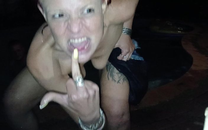 Bigjoefuckalott: Nieghbours ehefrau handjob fingerficken in Swimmingpool