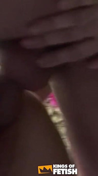 Dwie cycate dziewczyny dwóch facetów z dużymi i jeżdżą na nich z pasją na świeżym powietrzu