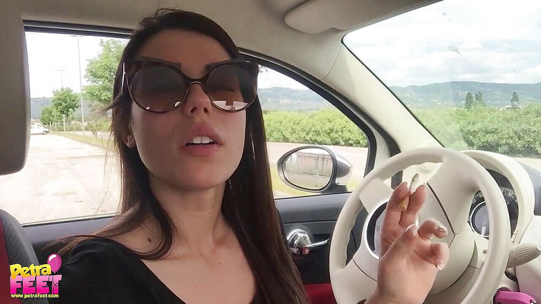 Smokin Fetish: Fumer dans la voiture avec une ado sexy