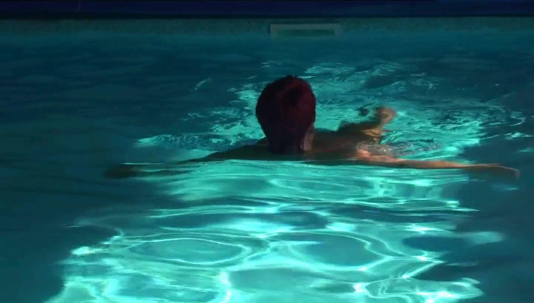 Anna Devot: Anndevot - berenang bogel di kolam