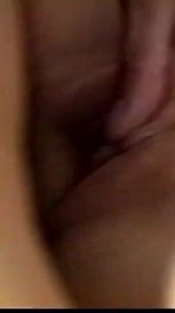 La bella donna arrapata si diverte a leccare e sditalinare la figa dal suo amico