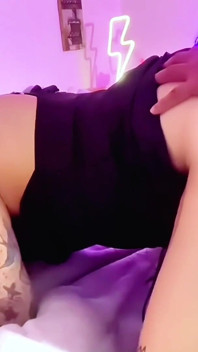 Emma Ink la salope trans gémit bruyamment sur la bite de son voisin