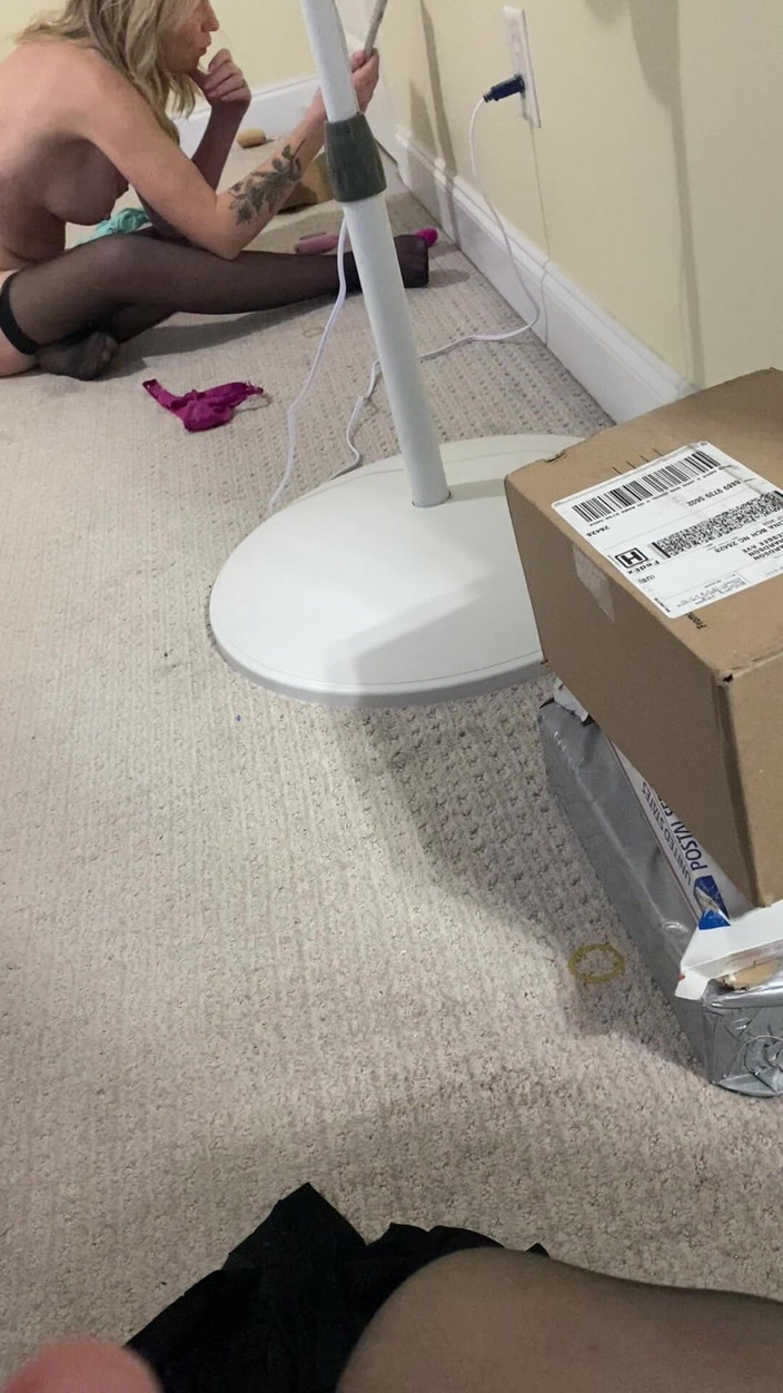 MadisonCD2025: Crossdresser își urmărește iubita matură sexy video chat cu un tip și...