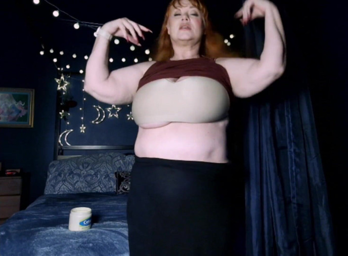 Samantha 38G: 그녀의 매력적인 몸에 로션을 바르는 빨간 머리 비