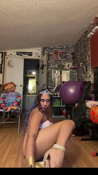 Princesa Tsjade Stripdances em traje de Halloween
