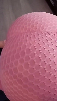 Un gros cul français naturel et juteux se fait baiser dans un legging très étroit pour commencer la nouvelle année !