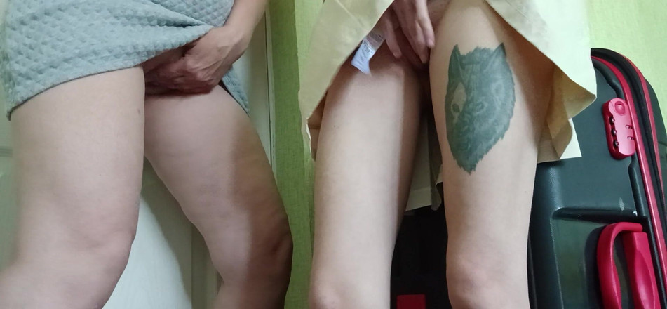 Lesbian-illusion: 공항의 여행 가방 근처에서 치마 아래에서 위험하게 자위