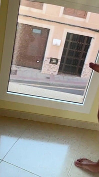 Tim Blesh se předvádí před odchodem na pláž