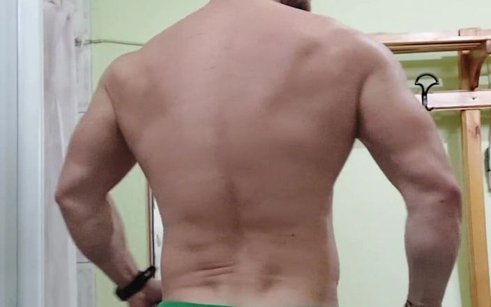 Michael Ragnar: 健身房的裸体肌肉表演