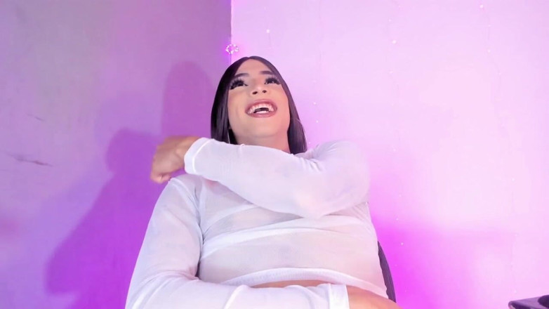 XaraBliz: Femboy Kolumbijský Pollaxxl tvrdě masturbuje a žádá brunetku, aby ji šukala bez...