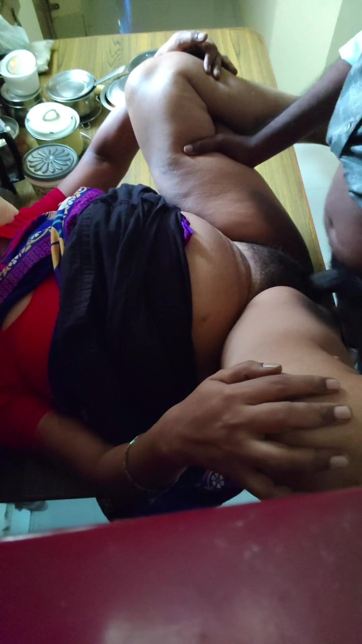 Porn films: Müdür Medam üniversite öğrenciyi mutfak odasında sikiyor