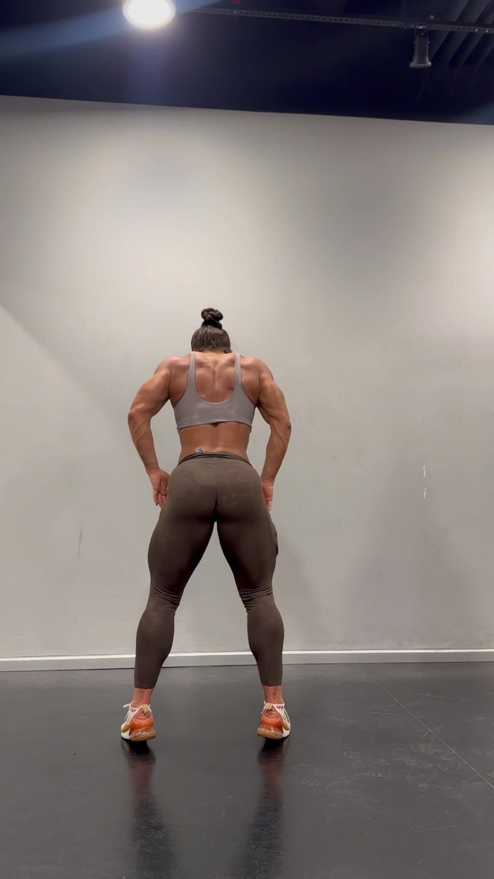 Alesyamuscledoll: Đường nét mềm mại. Quy tắc cứng.