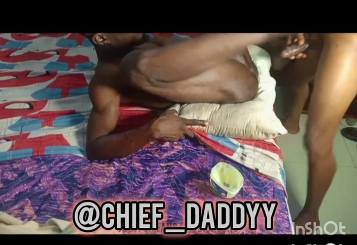 Chief_daddyy: Un hombre de 34 años que recibe una polla de 12 pulgadas...