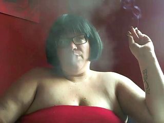 Bbw Lucky: İri güzel kadın sigara içmenin tadını çıkarıyor