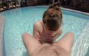 Glass Desk Productions: ジジプールフェラ。プールで裸で捕まえられた女の子はディックを吸います。