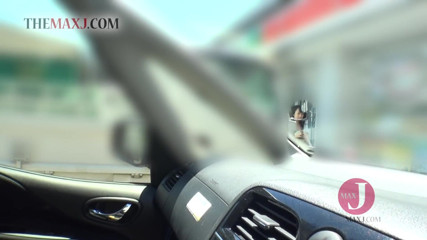 Asian happy ending: 차에서 바이브레이터로 자위하는 갈색 머리 아시아 소녀