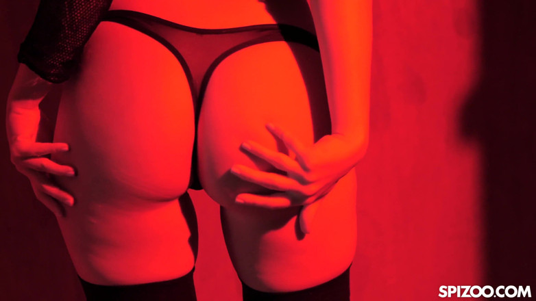 Spizoo: Young Daphne Dare gets caged