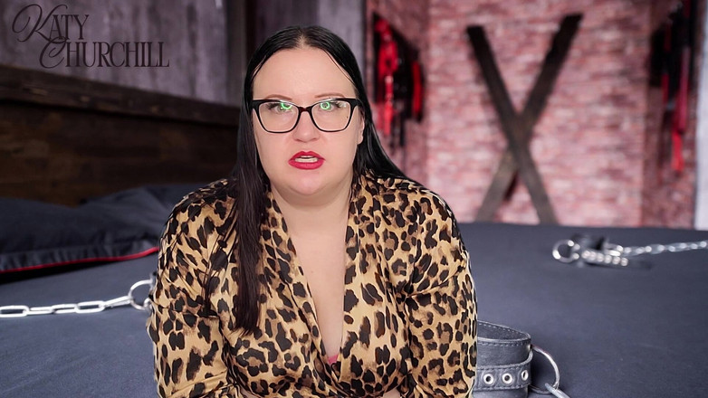 Katy Churchill: खूबसूरत विशालकाय महिला domme आपको पिटाई से दंडित करती है