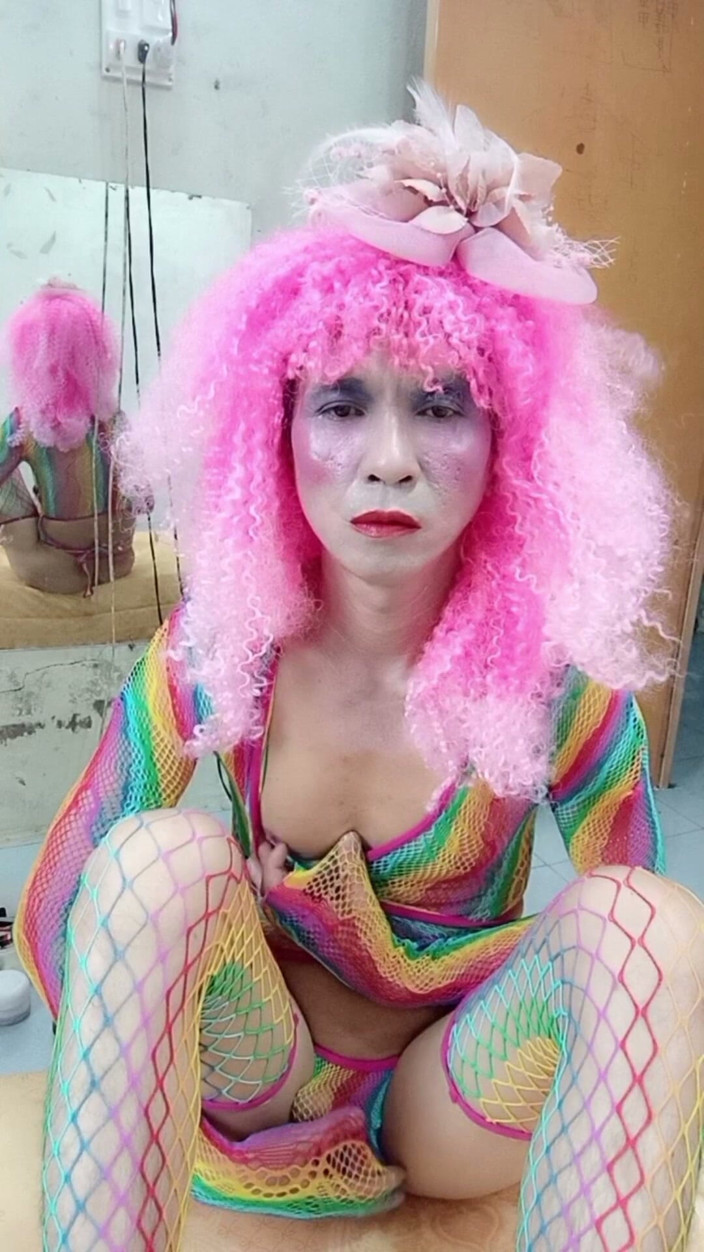 nguyen dang thien tri: Transgender Le nosí sexy oblečení a hraje poháry sexu