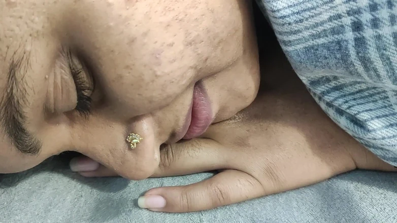 Vaigavarun45: Camisa aberta e quente no beijo anal do casal Mallu