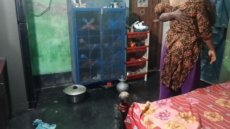 Desimombd: Devor dan bhabhi pergi ke rumah yang sangat tua dan...