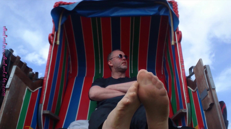 Carmen_Nylonjunge: Instantánea de mis pies de nylon en la silla de...