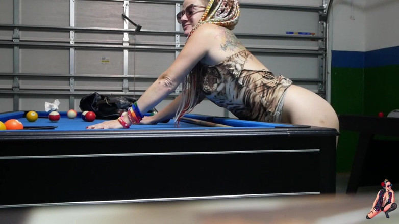 Spicy Ukrainian: Jadi ini adalah cara Anda menggunakan tongkat bermain kolam renang