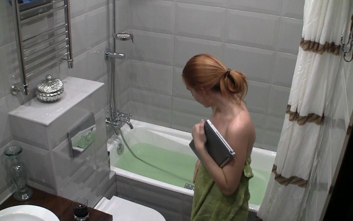 Milfs and Teens: Tonårig flicka blir stygg när hon tar en dusch