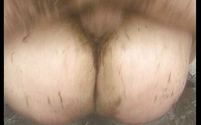 Vintage Fetish: 微胖熟女在泥地上弯下腰，因为她被狠操