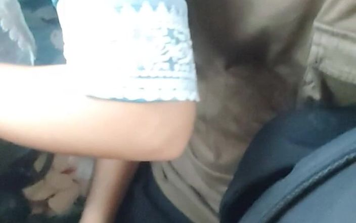 Hotfuck20: Hon älskar att ge mig handjob på buss
