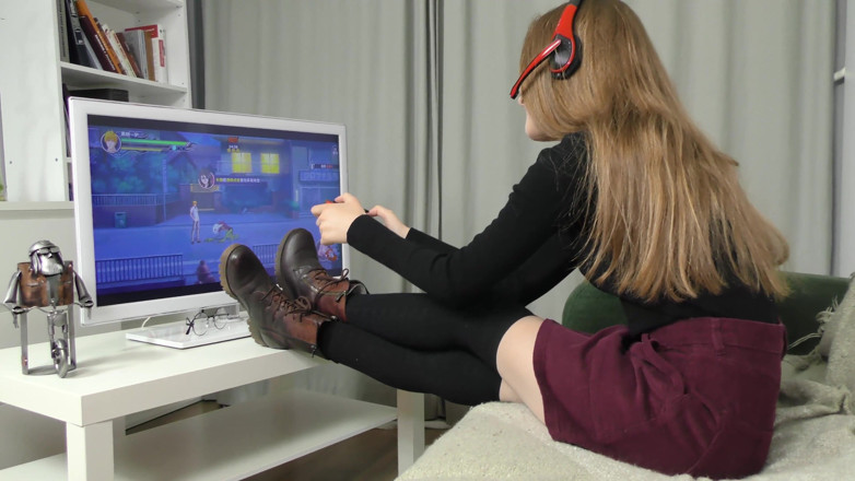 Peaches and Bananas: Naked gamer girl