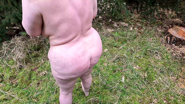 Bouncy Tits Action: Ormanda tamamen çıplak kız ve vücudunu ve cinsel organlarını kırbaçlıyor