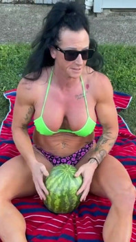 Musculosa milf Kandys melancia esmaga dominação