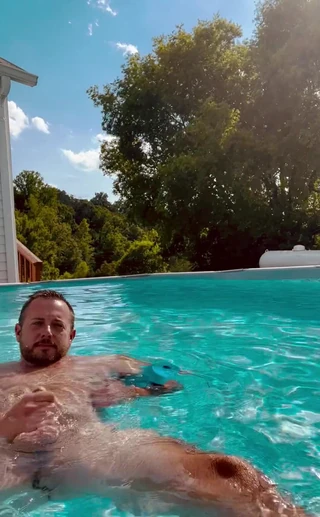 sore-sore sama ayahnya di kolam renang