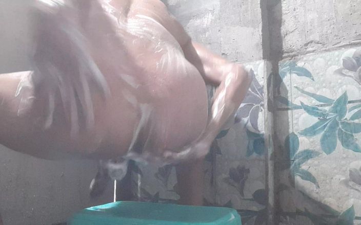 Che: Sprcha v koupelně indický muž péro černá biiry