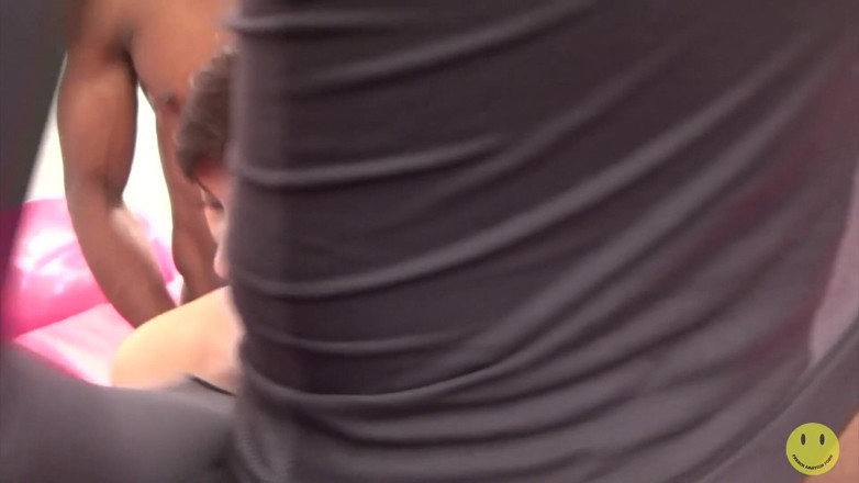 French Amateur Porn: Lilou Sou in einem interracial gangbang