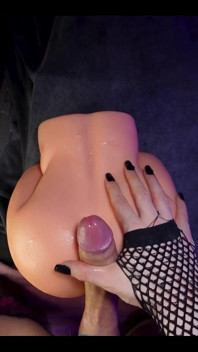 오늘의 장면에서 섹스 토이 엉덩이를 두드리는 POV