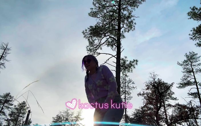 Kactus kutie: Kutie, fille à gros cul, fait pipi dehors