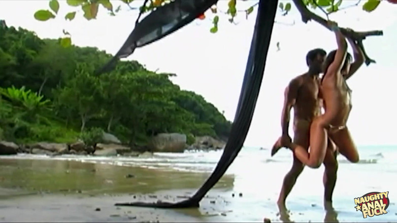 Naughty anal fuck: Güzel esmer plajda ateşli anal seks yapmak için romantik bir...
