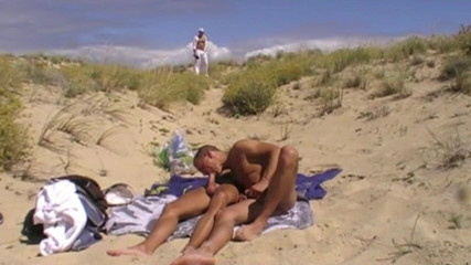 EXHIB BOYS: Seks threesome pameran yang luar biasa di pantai