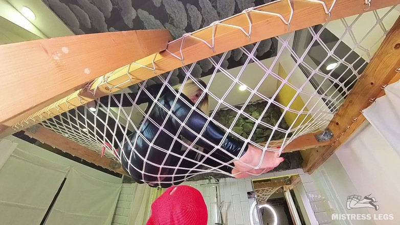 Mistress Legs: ハンモック女神崇拝パート2 - 奴隷の舌がジッパーを下ろした私のアソコとお尻に優しく滑り込む プラス・ゴールデンプレゼント