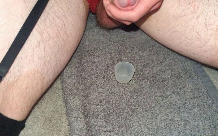 Edge leak drip: 特写孔泄漏和吞精穿着内衣丝袜填充杯和喝自己的精子手淫未割