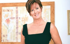 Kegembiraan MILF cantik dari UK mendedahkan tubuhnya yang cantik